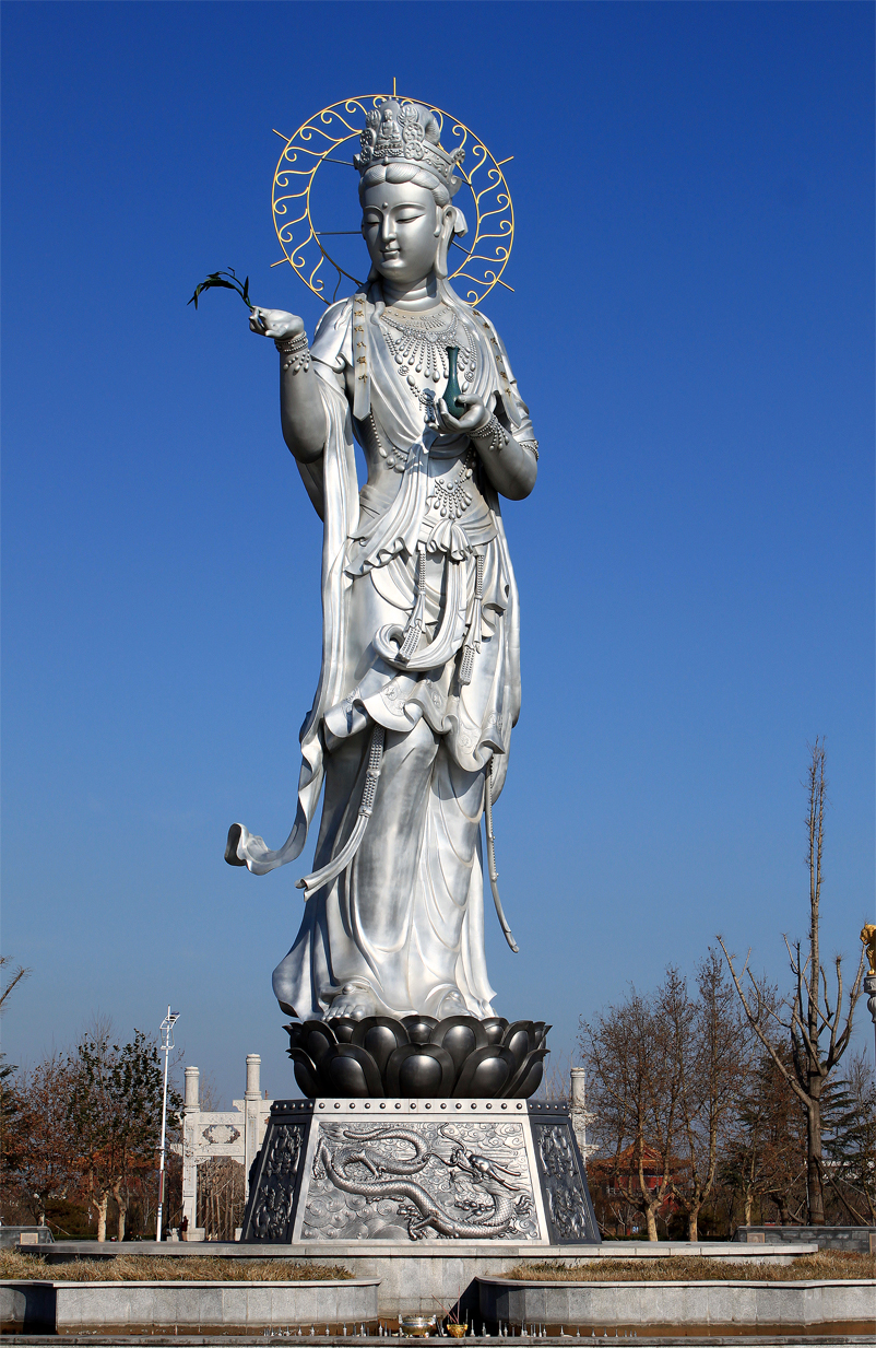 汶上宝相寺前菩萨广场滴水观音塑像