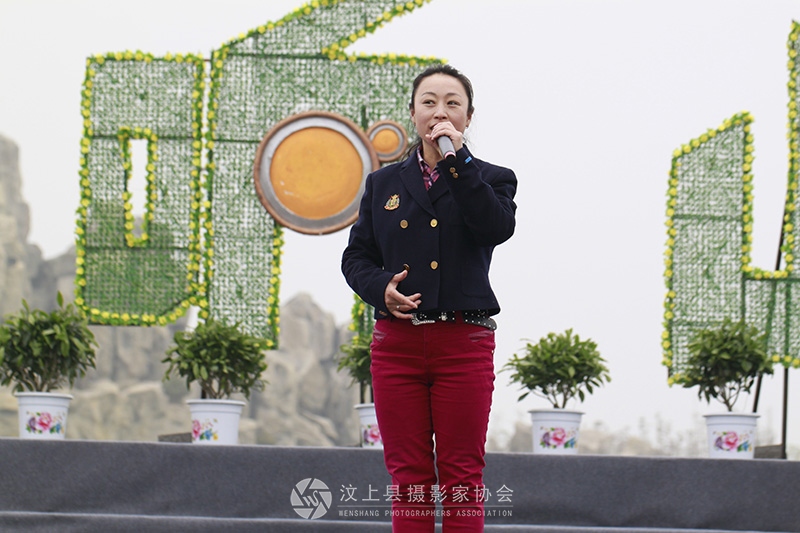 畅想山东在汶上莲花湖湿地举行演出，杀猪姐唱歌