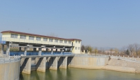 汶上军屯五鸡台，琵琶山下活水来。溢流坝下奔涌出，大汶河水润中都。