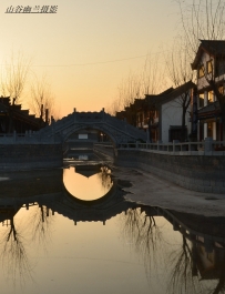 斜阳余辉照古城